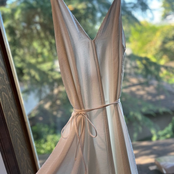 Never worn deep V midi dress in ivory, size small - Picture 7 of 8